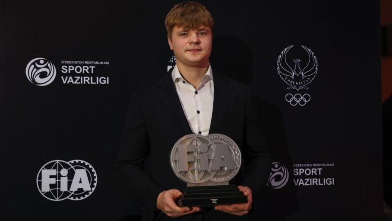 Bertāns grandiozajā FIA ceremonijā saņem balvu par uzvaru FIA Starpkontinentālajā drifta kausā