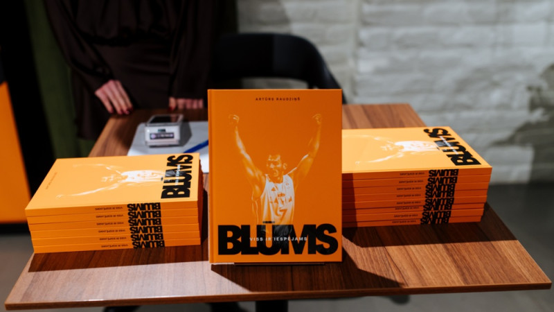 Izdota grāmata par ilggadējo basketbola valstsvienības kapteini Jāni Blūmu