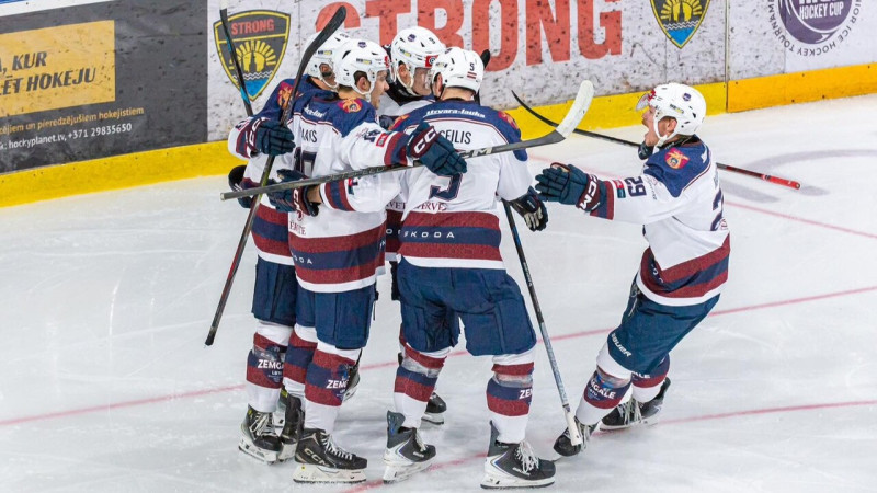 Roķis ļauj laukumā lidināt cepures, "Zemgale" aizsteidzas prom, atslābst, bet uzvar igauņus