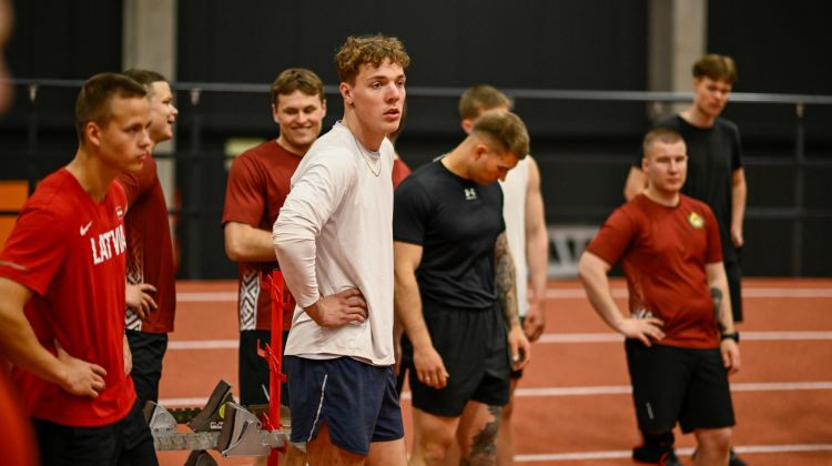 Daudzcīņnieki Latvijas čempionāta laikā stumj bobu, Grantiņa četrinieks aiz brazīliešiem