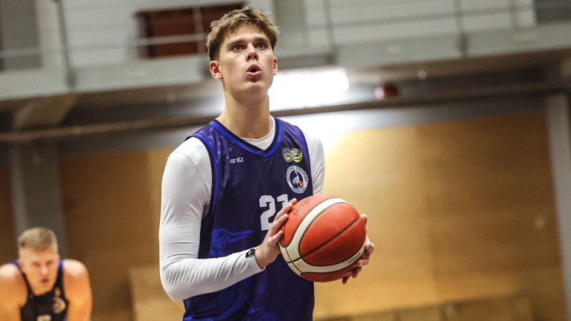 Riekstiņam varens "triple-double" pret savu pērnās sezonas komandu