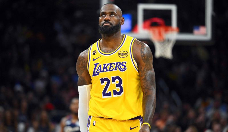 "Hawks" uzvar bez Porziņģa, Lebrons atgriežas Klīvlendā ar aizkustinājumu un sakāvi