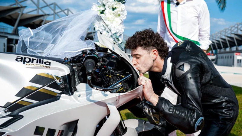 Bedzeki pagarina līgumu ar "Aprilia" un svin kāzas ar motociklu