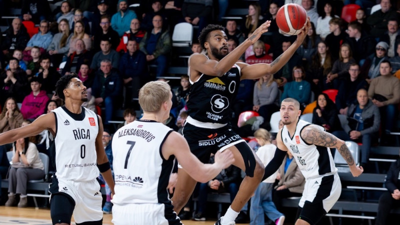 VEF no Valmieras pārvilina amerikāņu uzbrucēju