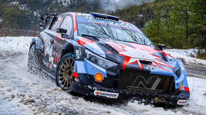 "Hyundai" mērķē uz trīs ekipāžu cīņu par pjedestālu Zviedrijas WRC posmā