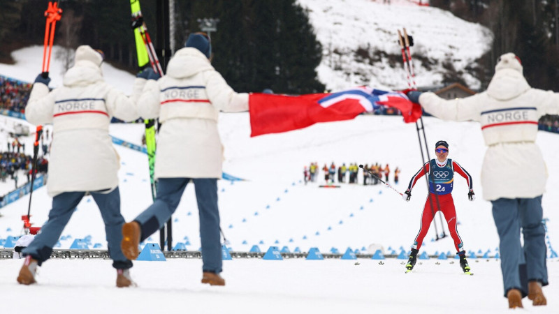 Stafete: Eiduka aizķeras aiz austrālietes un krīt, zviedriete kūleņo un slēpo ar vienu slēpi
