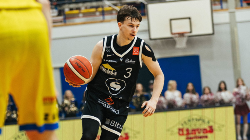 "Valmiera Glass/ViA" iegūst kluba vēsturē pirmo trofeju, kausa fināla MVP - Steņonis