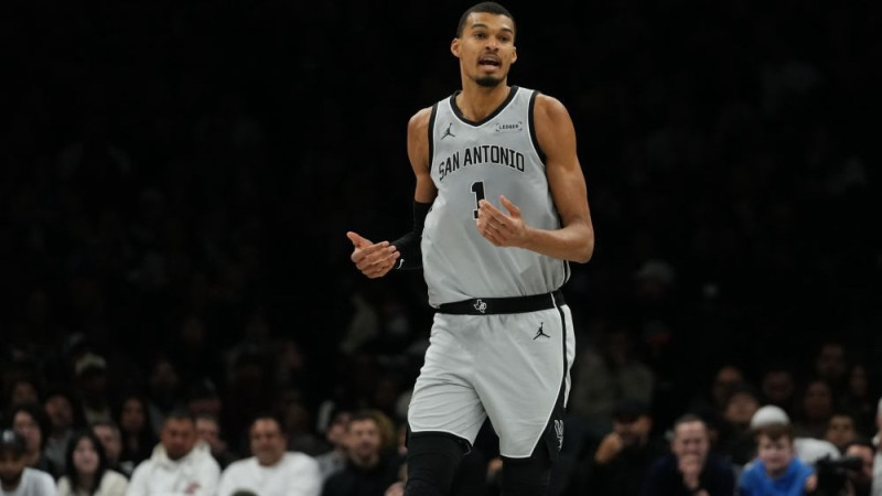 ″Spurs″ turpina uzvaru gājienu, Knepels gāž debitantu tālmetienu rekordu