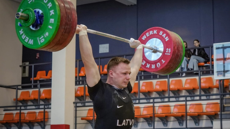Mežinskis summā paceļ 351 kilogramu