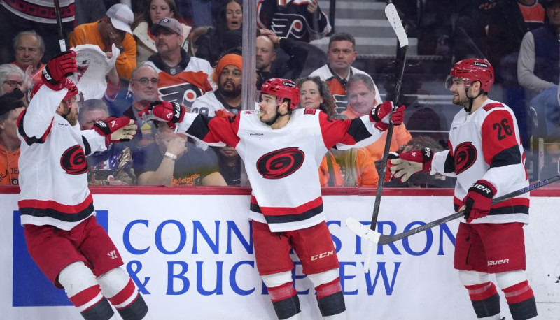 "Hurricanes" Stenlija kausu iesāk ar 8-0, "Avalanche" pirmais zaudējums
