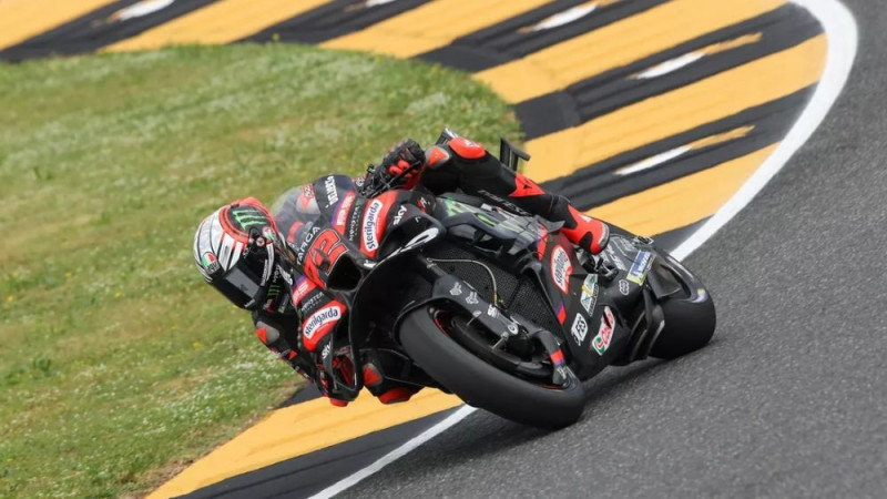 Bedzeki uzvar kvalifikācijā, "Aprilia" izcīna visu pirmo starta rindu