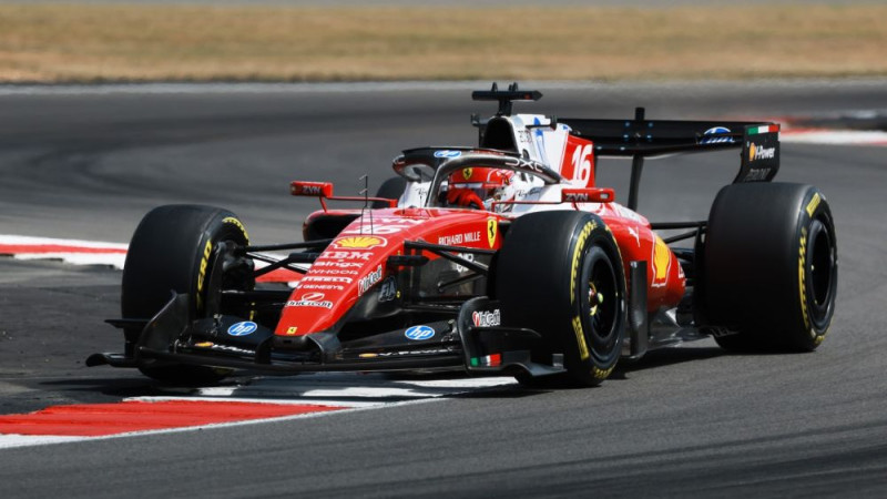 Leklērs triumfē Silverstonā, "Ferrari" pēdējā brīdī zaudē dubultuzvaru