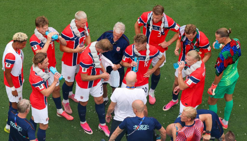 Ūdens pauzes kļuvušas par miljardu biznesu: vai reklāmas futbolā paliks uz visiem laikiem?