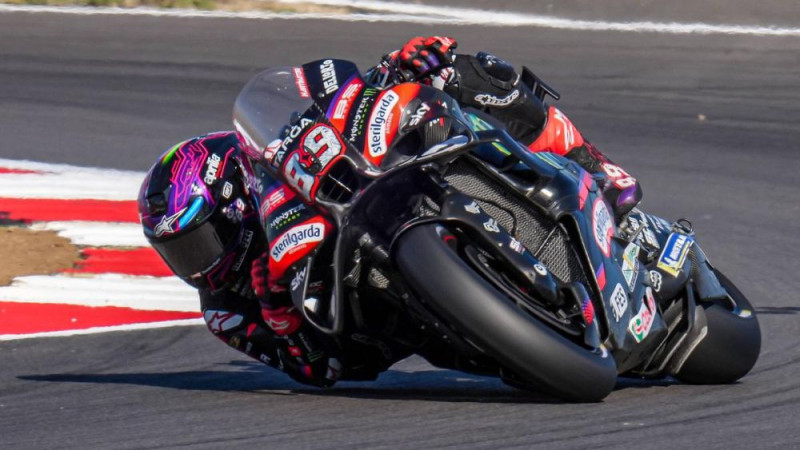 "MotoGP" līderis Martins izcīna pārliecinošu uzvaru Silverstonas sprintā