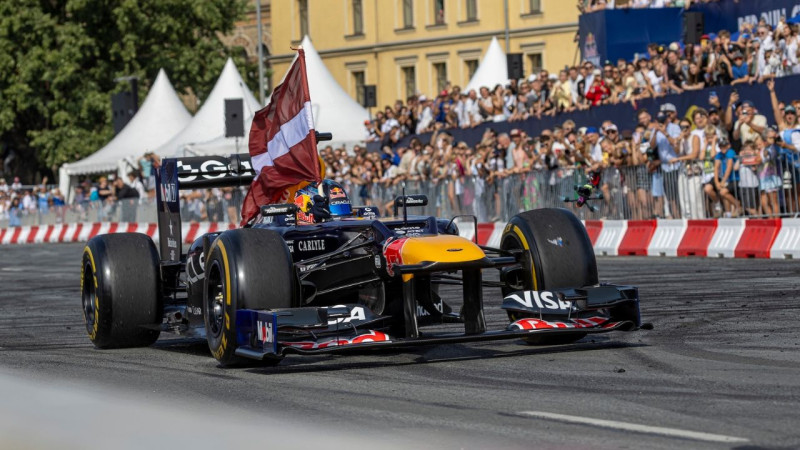 Sesks, drifteri un F1 formula Rīgas centrā svilina riepas un pulcē tūkstošiem skatītāju