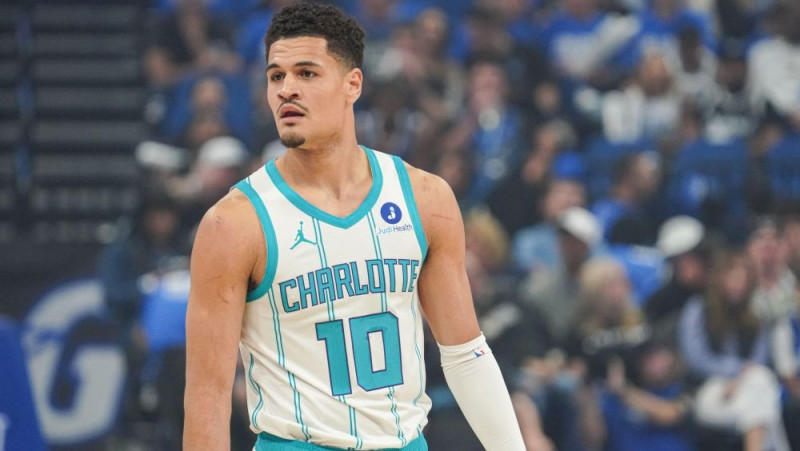 ″Timberwolves″ ar maiņas darījumu izbrīvē vietu Kumingas algai